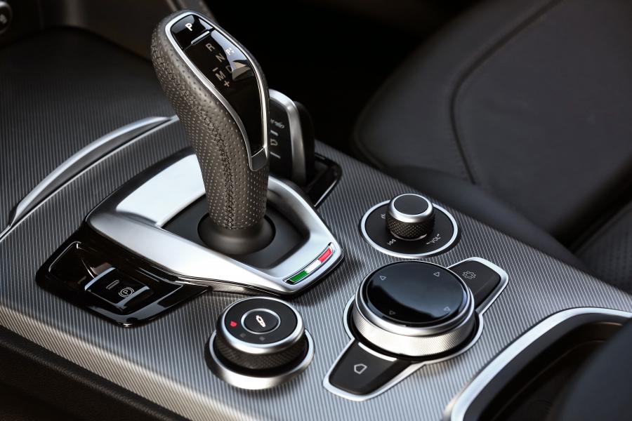 Детали интерьера Alfa Romeo Stelvio Veloce (949) 2019 года  (фото 14 из 100)